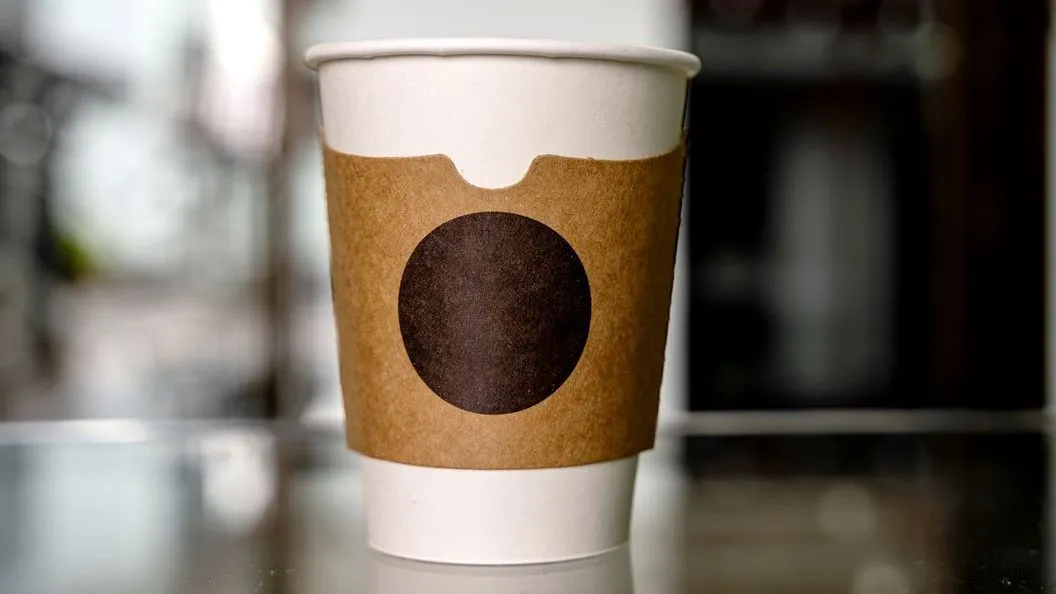 Custom branded cups for restaurants and cafés